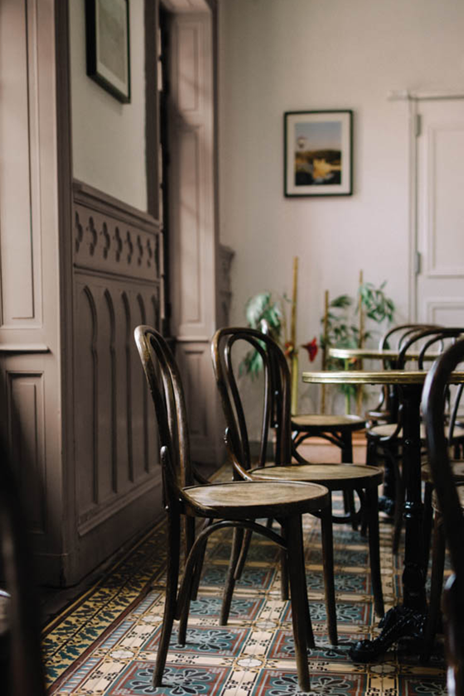 Chaises de bistro dans un café